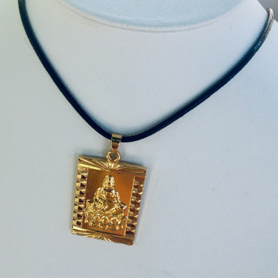 Set Mặt Dây Chuyền Mạ Vàng 18K Đúc Hình Mẹ Quan Âm, Kèm dây đeo da và hộp đựng trang sức.