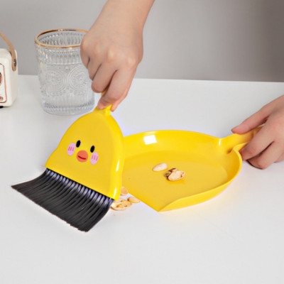 Bộ chổi quét bụi bàn thờ mini đa năng kèm ky hốt rác có lỗ treo lên ,lông chổi làm bằng sợi cước nhựa mềm , được kết dày giúp làm sạch bụi bẩn nhanh chóng ,dễ dàng gom bụi ở những khe nhỏ phù hợp cho mọi nơi trong nhà , vô cùng tiện lợi
