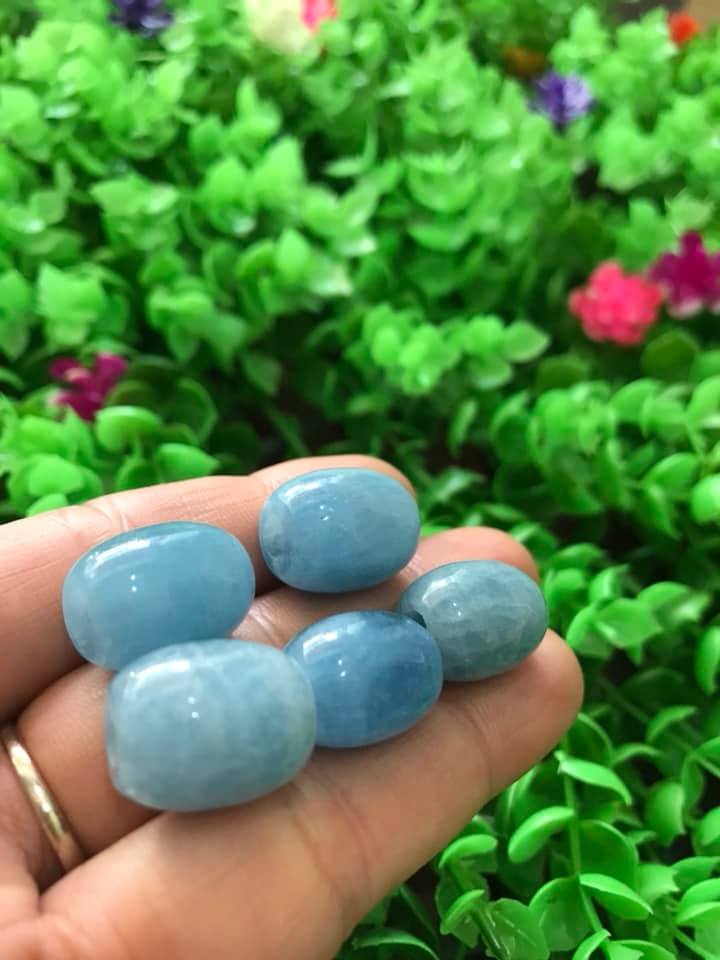 Mặt Dây Chuyền Viên LU AQUA XANH ĐẸP LẮM Size Hạt 13mm x dài 16mm Vòng màu xanh Aqua Bóng đẹp Chất liệu : 100% đá thiên nhiên loại vip ạ Rất hợp nữ mệnh thủy mộc hỏa Nữ lên mặt Dây Chuyền và Phối Vòng Tay ạ