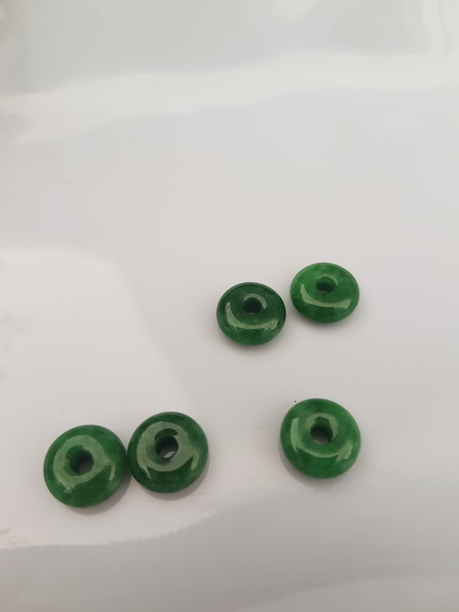 Bộ 5 đồng tiền đá cẩm thạch tự nhiên xanh ngọc đậm đều đẹp Nữ Phối vòng tay,mặt dây chuyền vàng đeo cực kỳ xinh xắn ạ Size hạt 9mm x dầy 3,8mm x lỗ ở giữa đk 2mm mệnh Thủy Mộc Hỏa ạ