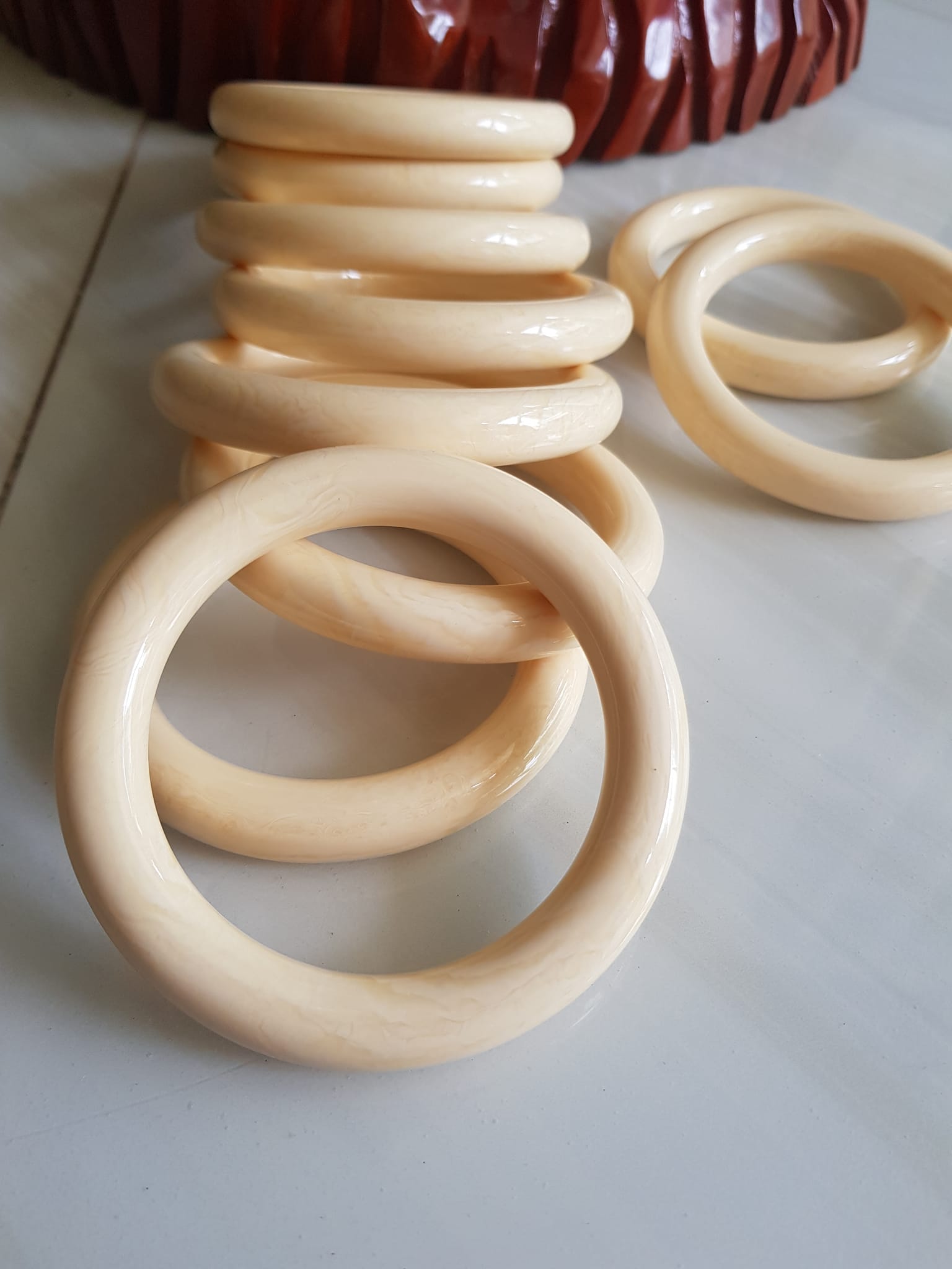 Vòng Đeo Tay Size Nam Cọng Tròn Giả Ngà Hay Gọi là XƯƠNG MỸ NGHỆ Vòng Ni 65mm x cọng 12mm màu Trắng full vân đều đẹp Các Anh Nam tay lớn 70kg - 82kg đeo đẹp ạ