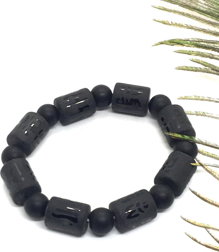 VÒNG TAY ĐÁ ĐEN PHONG THUỶ KHẮC CHỮ OM MANI PADME HUM