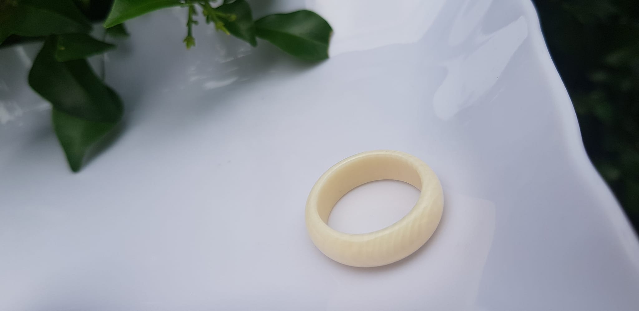 Nhẫn Nam tay nhỏ và nữ Nhẫn Ni 17mm x cao 6mm x dầy 3mm Màu trắng Ngọc Ngà vân tự nhiên đẹp sang tay ạ