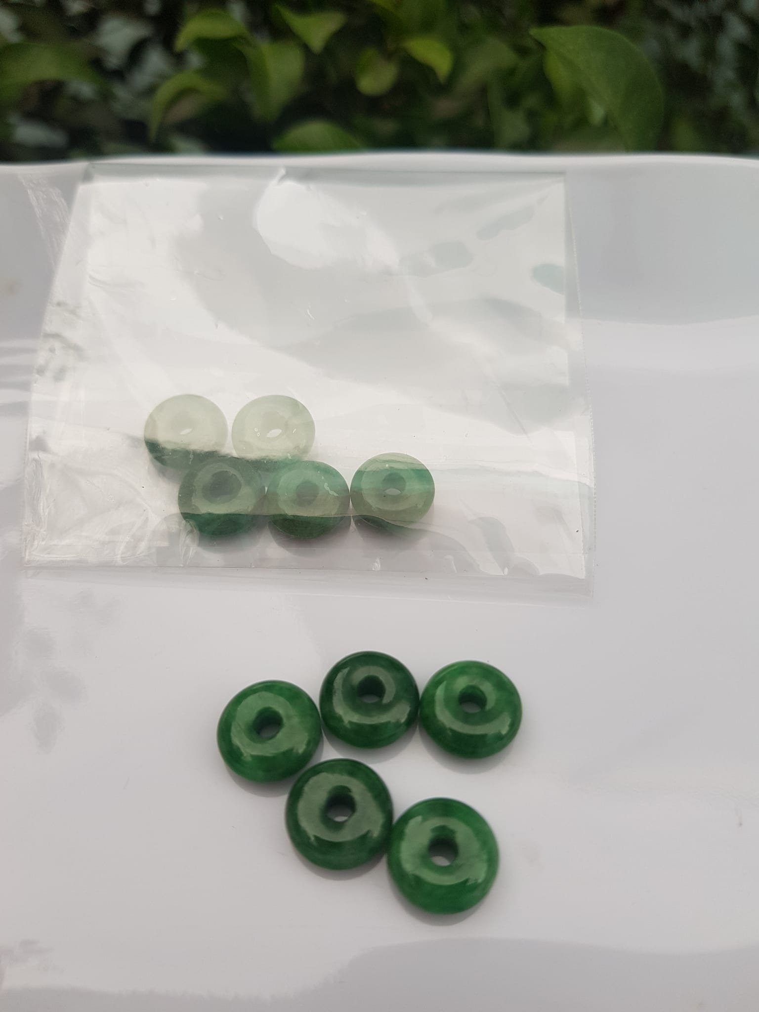 Bộ 5 đồng tiền đá cẩm thạch tự nhiên xanh ngọc đậm đều đẹp Nữ Phối vòng tay,mặt dây chuyền vàng đeo cực kỳ xinh xắn ạ Size hạt 9mm x dầy 3,8mm x lỗ ở giữa đk 2mm mệnh Thủy Mộc Hỏa ạ