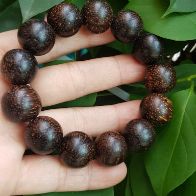 VÒNG tay Nam gỗ trầm hương Size vòng hạt 16mm Nam đeo đẹp có mùi thơm nhẹ nhàng rẻ đẹp ạ