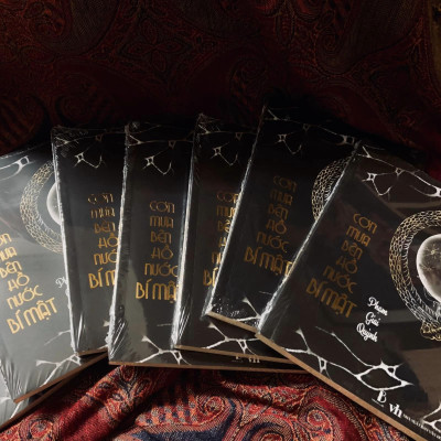 Cơn mưa bên hồ nước bí mật - Bản có chữ kí tác giả