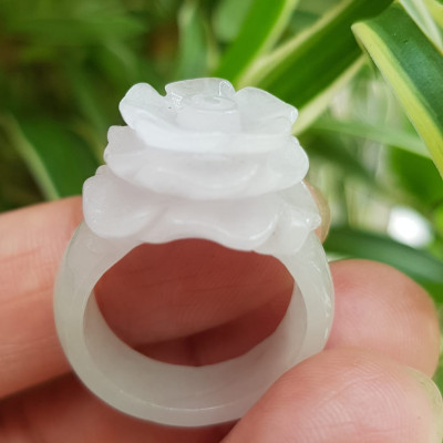 Nhẫn Nữ mới chạm Bông Hồng Nổi màu Trắng rất đẹp đá cẩm thạch tự nhiên Ni 18mm hợp mệnh kim mệnh thủy đeo tay xinh lắm ạ