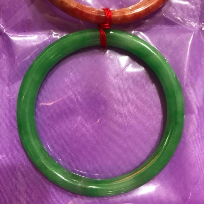 1 CHIẾC VÒNG ĐÁ CẨM THẠCH TRÒN MỎNG 48MM MÀU XANH LÁ TƯƠI SIZE VÒNG 48MM X BẢN MỎNG 6MM NỮ MỘC HỎA MẠNG 35KG-48KG