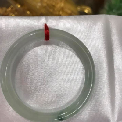 Vòng cẩm thạch tự nhiên TR LÝ A 47mm x 6,9 Màu Trắng Bóng điểm vân xanh lý thiệt là đẹp Nữ tay nhỏ 40kg - 47kg ạ