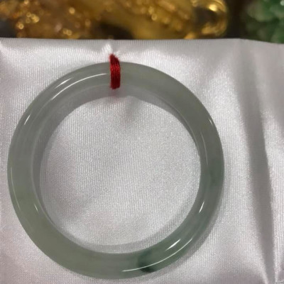 Vòng cẩm thạch tự nhiên TR LÝ A 47mm x 6,9 Màu Trắng Bóng điểm vân xanh lý thiệt là đẹp Nữ tay nhỏ 40kg - 47kg ạ
