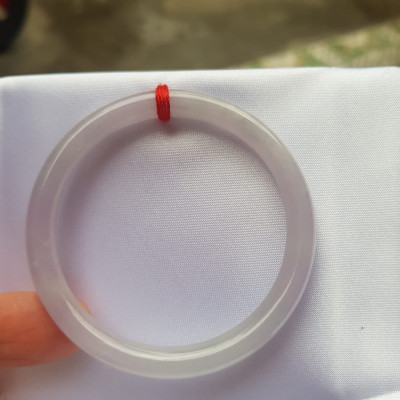 Vòng cẩm thạch Trắng Tím A 48mm x cọng mỏng nhỏ 6mm  Màu trắng tím nhẹ 2 bên  Nữ mệnh kim thủy tay nhỏ 35kg - 48kg đeo ạ