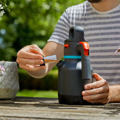 Bình tưới cây áp suất 1,25L Gardena 11120-20