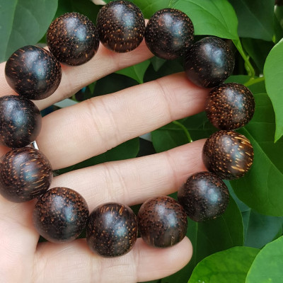 VÒNG tay Nam gỗ trầm hương Size vòng hạt 16mm Nam đeo đẹp có mùi thơm nhẹ nhàng rẻ đẹp ạ