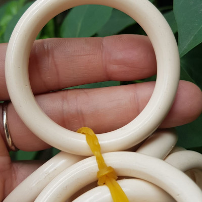  Vòng Đeo Tay Cho Bé Trai Gái đeo từ 1 tuổi -dưới 4 tuổi Màu Trắng Giả Ngà Hay Gọi Xương Mỹ Nghệ tròn đẹp Vòng cho em bé đeo Ni 39mm x cọng 7mm shop giao bất kỳ đồng giá rẻ mà đẹp xinh tay ạ