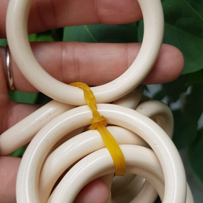  Vòng Đeo Tay Cho Bé Trai Gái đeo từ 1 tuổi -dưới 4 tuổi Màu Trắng Giả Ngà Hay Gọi Xương Mỹ Nghệ tròn đẹp Vòng cho em bé đeo Ni 39mm x cọng 7mm shop giao bất kỳ đồng giá rẻ mà đẹp xinh tay ạ