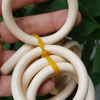  Vòng Đeo Tay Cho Bé Trai Gái đeo từ 1 tuổi -dưới 4 tuổi Màu Trắng Giả Ngà Hay Gọi Xương Mỹ Nghệ tròn đẹp Vòng cho em bé đeo Ni 39mm x cọng 7mm shop giao bất kỳ đồng giá rẻ mà đẹp xinh tay ạ