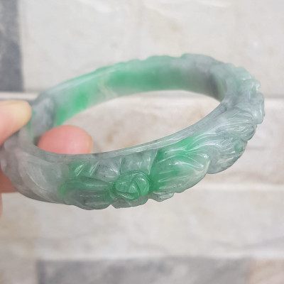 ️Vòng Cẩm Thạch tự nhiên chạm bông mai đẹp Size 56mm x Cao 12mm x dầy may mắn Màu xanh lý tươi trắng xám đẹp sang nữ 54kg - 62kg đeo ạ