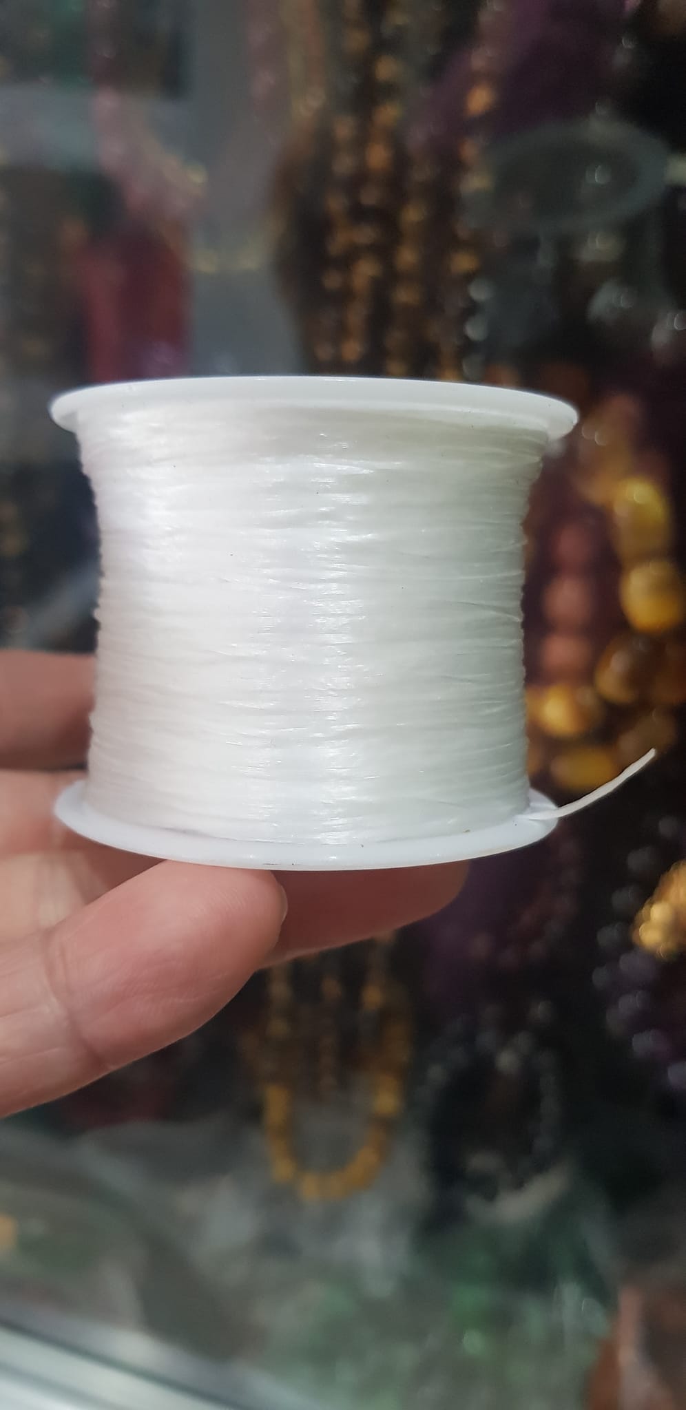 Cuộn Dây Thun CO GIÃN màu Trắng xỏ vòng hạt chuỗi Dây này là dây thun chuyên xỏ vòng chuỗi màu Trắng, có đủ màu Anh Chị đang đeo chuỗi muốn thay dây khác cho vòng thì đặt cuộn Thun chỉ này nhé