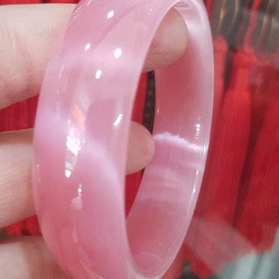 Vòng tay nữ đá mắt mèo Bản Hẹ Trắng mới Ni 60mm x Cao 18mm x Dầy 7mm Màu hồng tươi bóng sáng đẹp hợp Nữ mệnh hoả mệnh thổ Nữ 56kg - 65kg đeo ạ