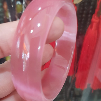 Vòng tay nữ đá mắt mèo Bản Hẹ Trắng mới Ni 60mm x Cao 18mm x Dầy 7mm Màu hồng tươi bóng sáng đẹp hợp Nữ mệnh hoả mệnh thổ Nữ 56kg - 65kg đeo ạ