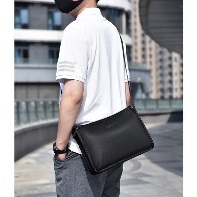 Túi đeo chéo nam phong cách mới  - BEE GEE DCN9431