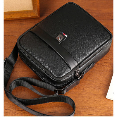 Túi đeo chéo nam DA BÒ THẬT - BEE GEE DCN9425