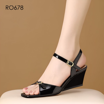 Sandal nữ quai sau, đế xuồng ROSATA RO678 -5p- Đen, Be - BKSTORE