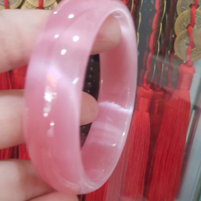 Vòng tay nữ đá mắt mèo Bản Hẹ Trắng mới Ni 60mm x Cao 18mm x Dầy 7mm Màu hồng tươi bóng sáng đẹp hợp Nữ mệnh hoả mệnh thổ Nữ 56kg - 65kg đeo ạ