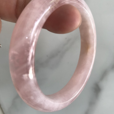 Vòng Thạch Anh Hồng Tự Nhiên Bản Hẹ Mới đẹp Ni 54mm Cao 12mm Dầy 8mm Màu Hồng tươi xinh bóng đẹp Nữ mệnh Hỏa mệnh Thổ tay vừa đeo 50kg - 54 kg ạ