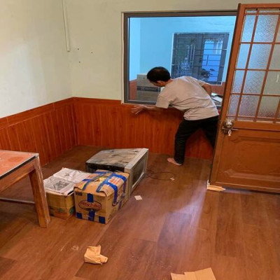 Bộ 5 Tấm Xốp Dán Tường Vân Gỗ Nâu Đỏ Cách Âm, Chống Va Đập, Bền Đẹp, Sang Trọng 