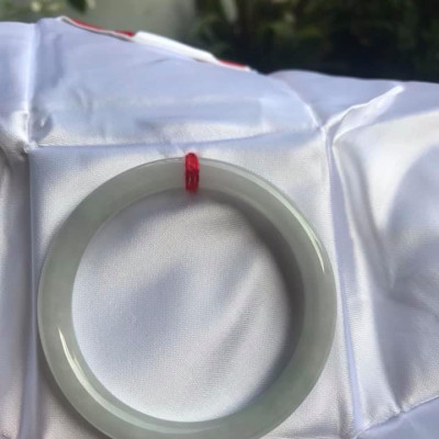 CHIẾC VÒNG TAY ĐÁ CẨM THẠCH MỚI TR LÝ A54 size 54mm x dầy 7,8mm  MÀU TRẮNG ÁNH XANH LÝ NHẸ ĐẸP  NỮ 54kg đến 64kg Đeo tay đẹp ạ