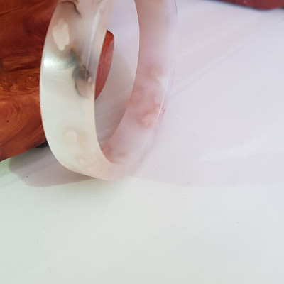 Vòng tay Nữ Mã Não Bản Vuông trắng bông hoa vân Ni 54mm x cao 13mm x dầy 6mm Nữ mệnh Kim mệnh Thủy 52kg - 55kg đeo đẹp xinh tay lắm ạ