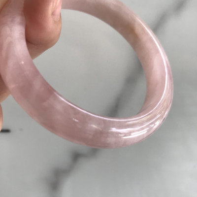 Vòng Thạch Anh Hồng Tự Nhiên Bản Hẹ Mới đẹp Ni 54mm Cao 12mm Dầy 8mm Màu Hồng tươi xinh bóng đẹp Nữ mệnh Hỏa mệnh Thổ tay vừa đeo 50kg - 54 kg ạ