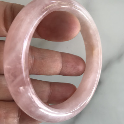 Vòng Thạch Anh Hồng Tự Nhiên Bản Hẹ Mới đẹp Ni 54mm Cao 12mm Dầy 8mm Màu Hồng tươi xinh bóng đẹp Nữ mệnh Hỏa mệnh Thổ tay vừa đeo 50kg - 54 kg ạ