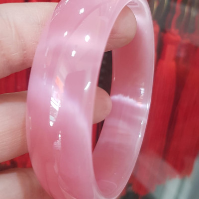 Vòng tay nữ đá mắt mèo Bản Hẹ Trắng mới Ni 60mm x Cao 18mm x Dầy 7mm Màu hồng tươi bóng sáng đẹp hợp Nữ mệnh hoả mệnh thổ Nữ 56kg - 65kg đeo ạ