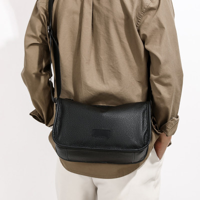 Túi đeo chéo nam kiểu dáng mới - BEE GEE DCN9410