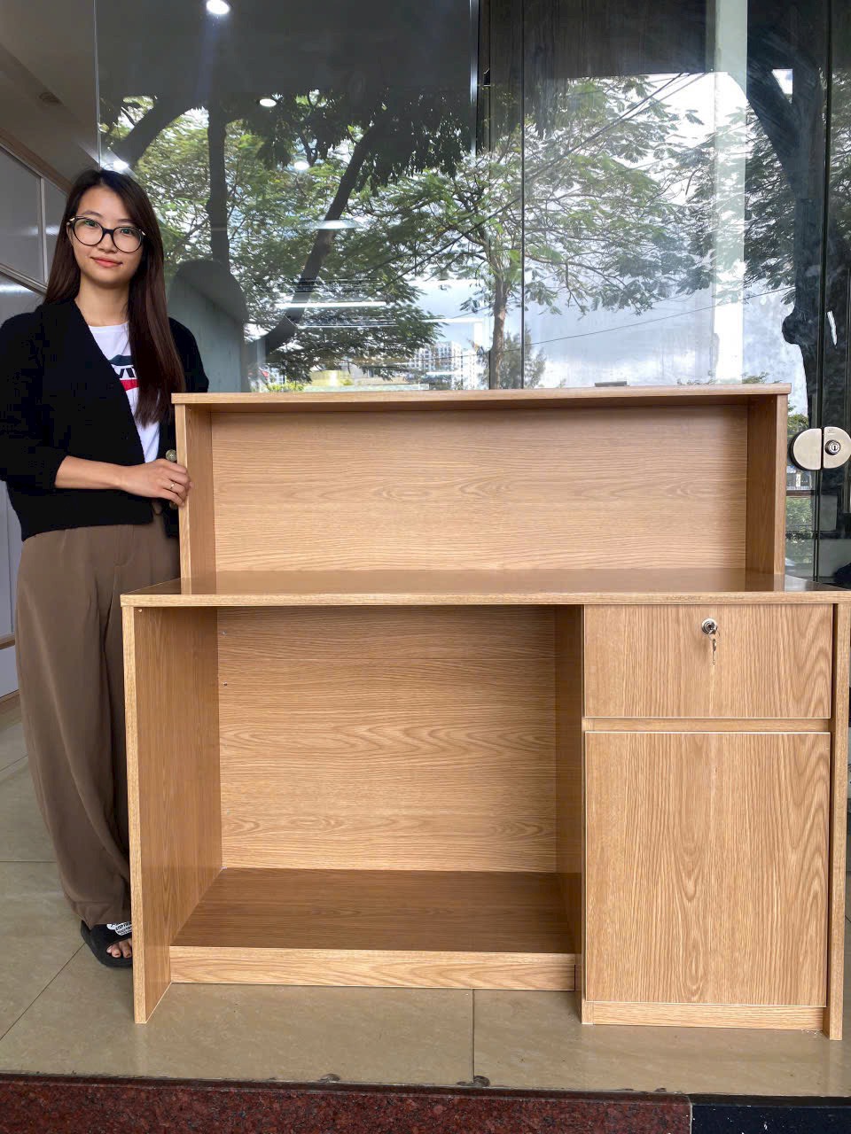 Quầy thu ngân, quầy tính tiền, quầy chống nước, chống cong vênh và ngăn bám bụi Juno Sofa Ngang 1m x cao 1m2.