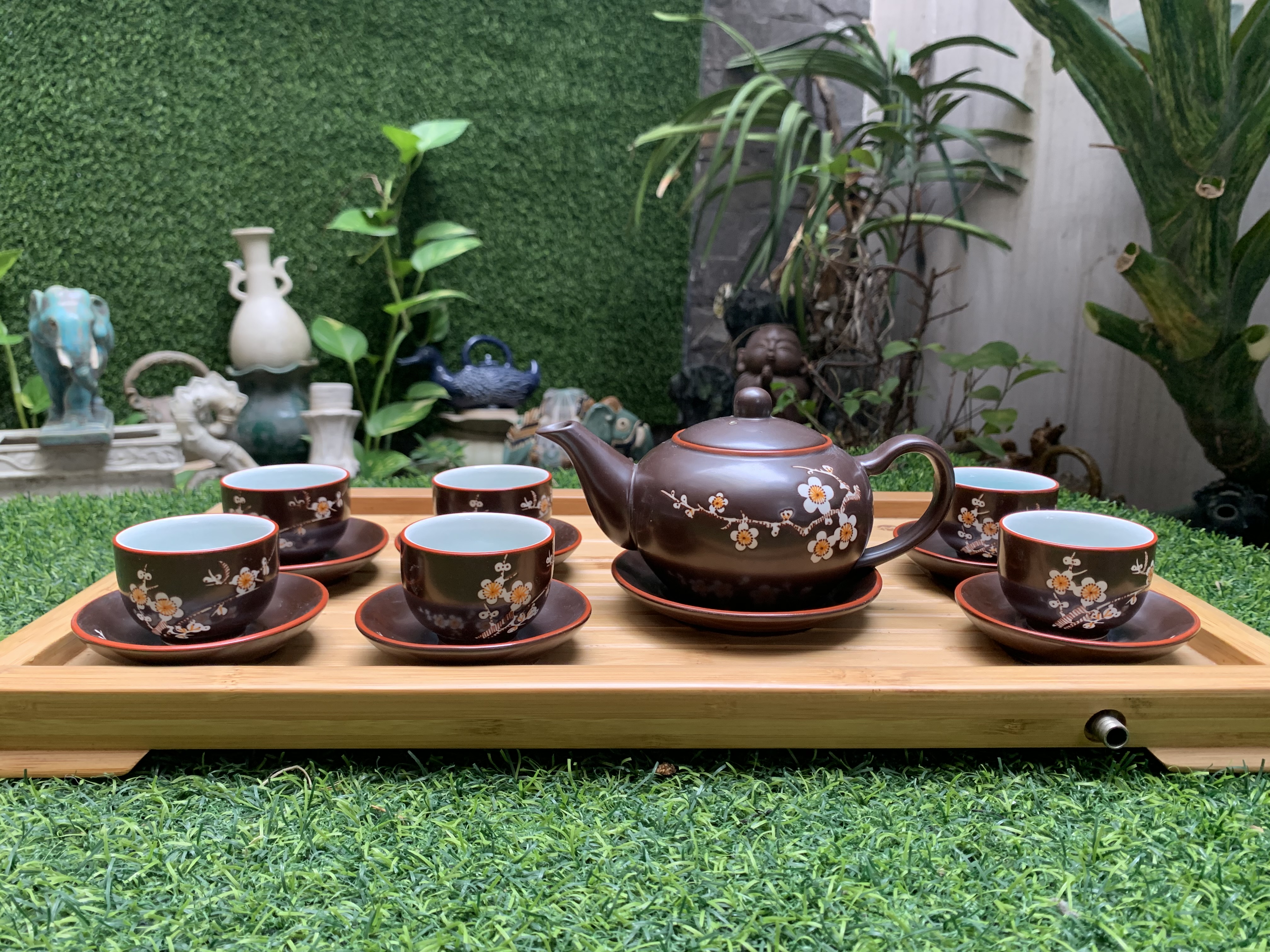 Bộ ấm trà men nâu vẽ mai tách lót