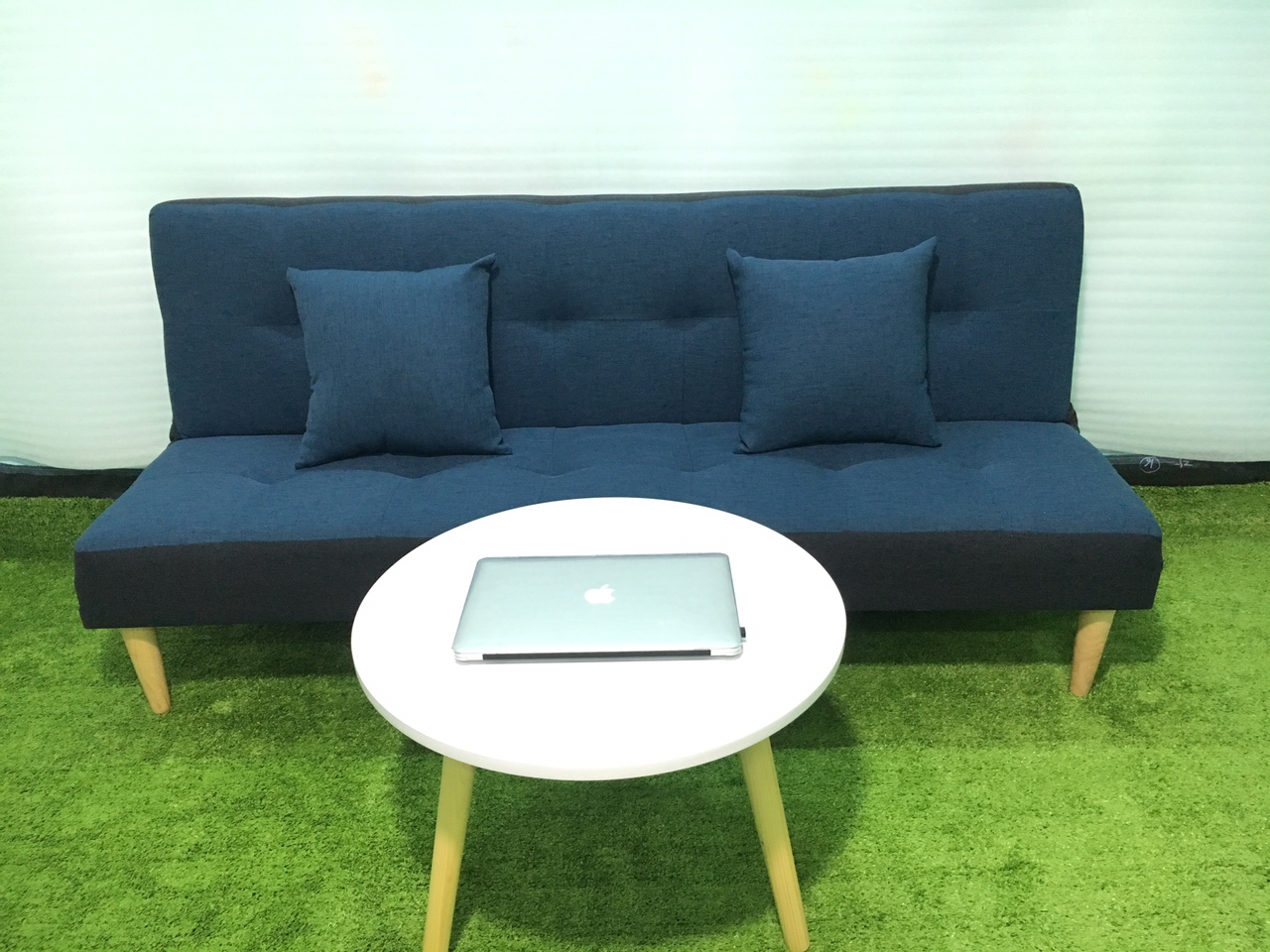 Ghế sofa bed, sofa giường xanh viền đen bố và bàn tròn GvsB