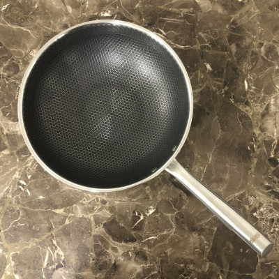 Chảo sâu lòng sử dụng công nghệ phủ chống dính là khoan khắc bề mặt inox 304 cao cấp DSP - Có 2 kích thước 32cm và 34cm - HÀNG NHẬP KHẨU