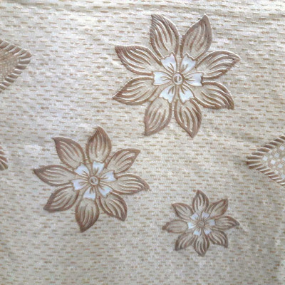 Khăn Trải Bàn PAULEE PWL 241 (147cm x 230cm) hoa văn nổi, ánh kim vàng, nền kem nhạt, nhựa PVC dẻo-không thấm nước