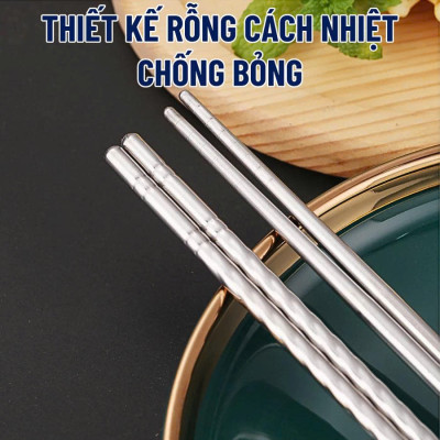 Set 2 vĩ  đũa inox đầu xoắn chống trượt, chống trơn khi gắp, không bị đen, mốc, chịu lực tốt, khó cong, vênh dễ cầm nắm , an toàn và  tiện lợi