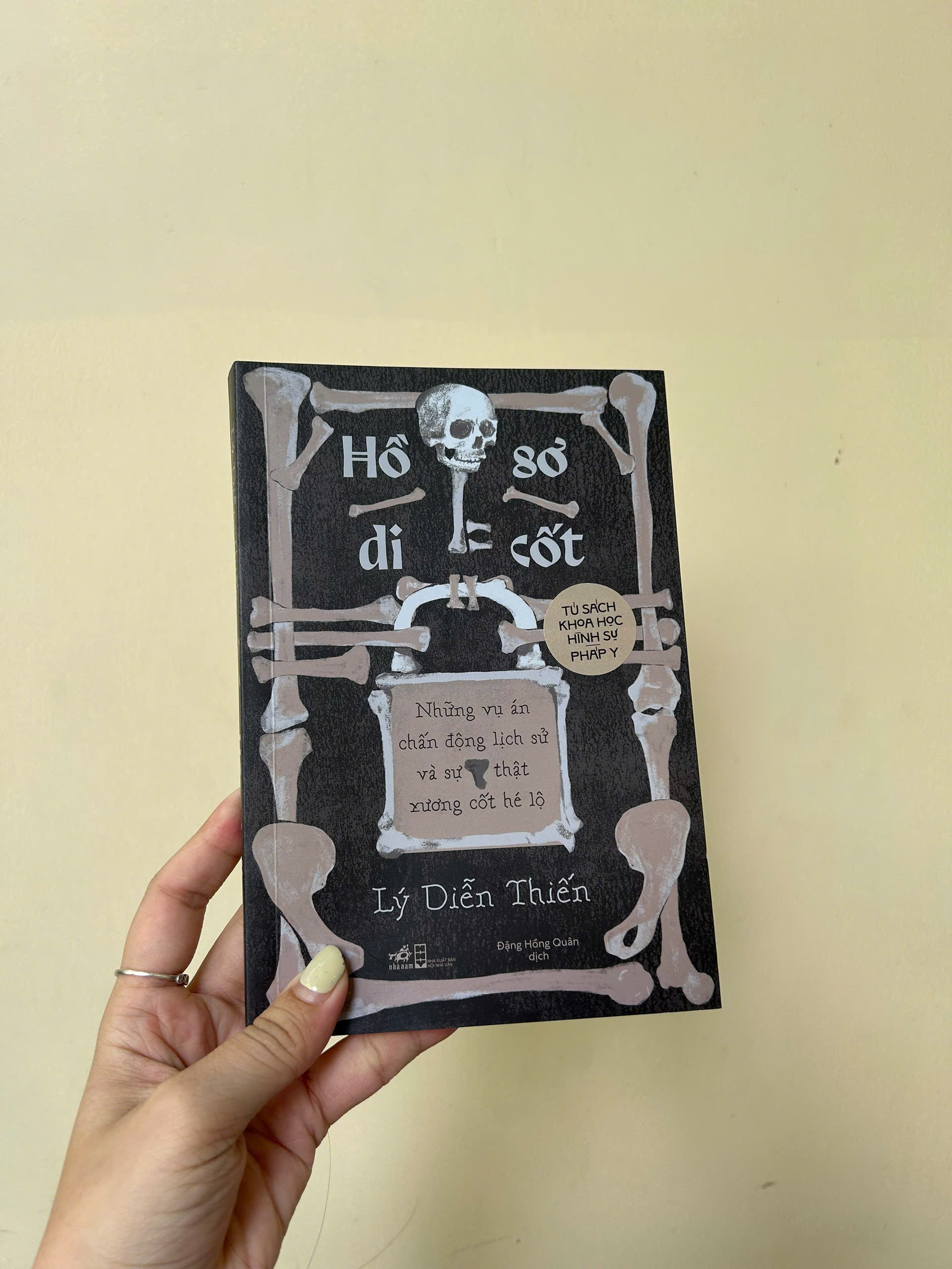 Sách - Hồ sơ di cốt (Nhã Nam HCM)