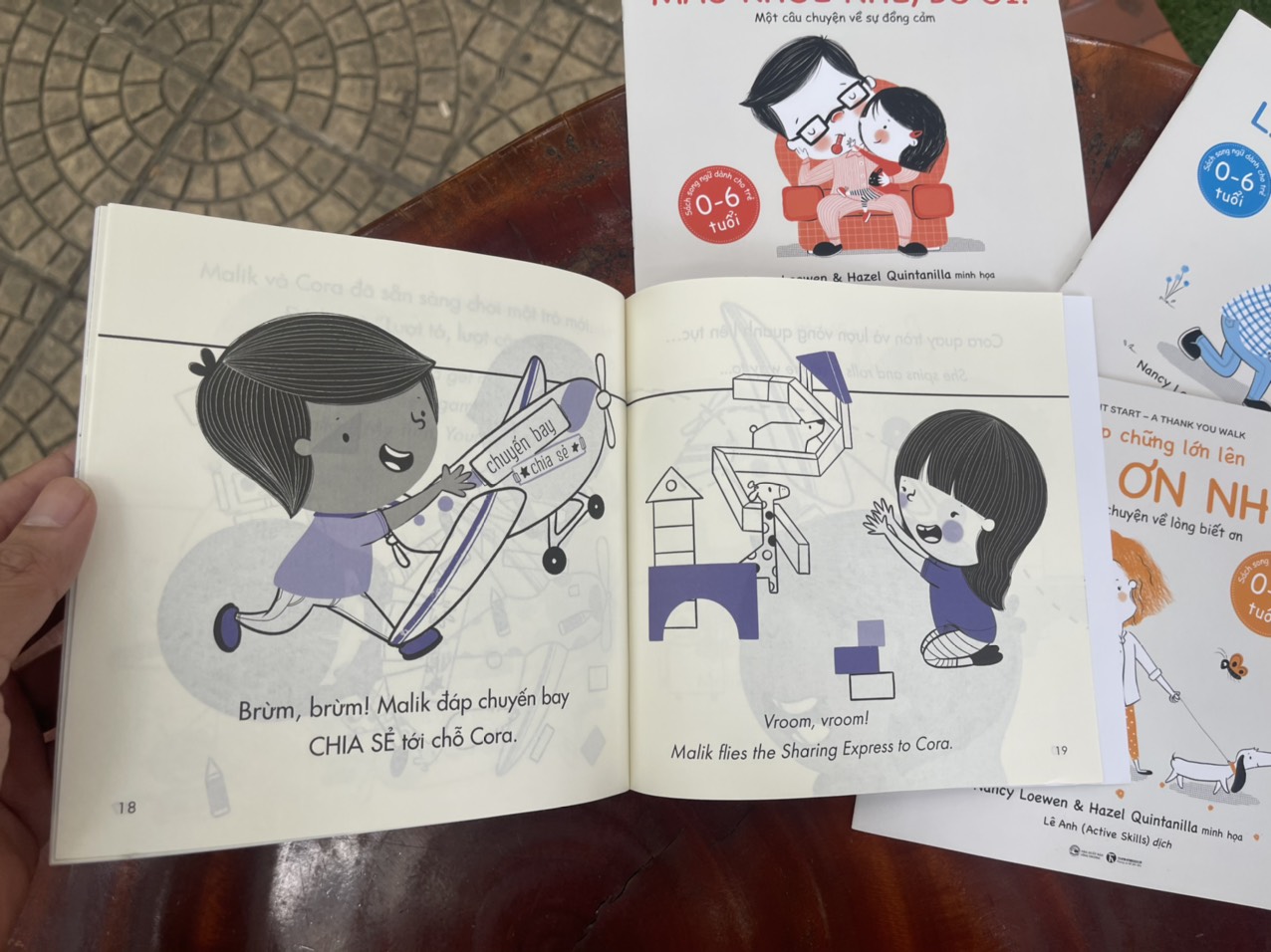 (Bộ 4 cuốn song ngữ Việt – Anh có minh họa màu) CHẬP CHỮNG LỚN LÊN: Cảm ơn nhé! + Lần nữa nào! + Đến lượt cậu đấy! + Mau khỏe nhé, bố ơi! – Thái Hà – NXB Công Thương