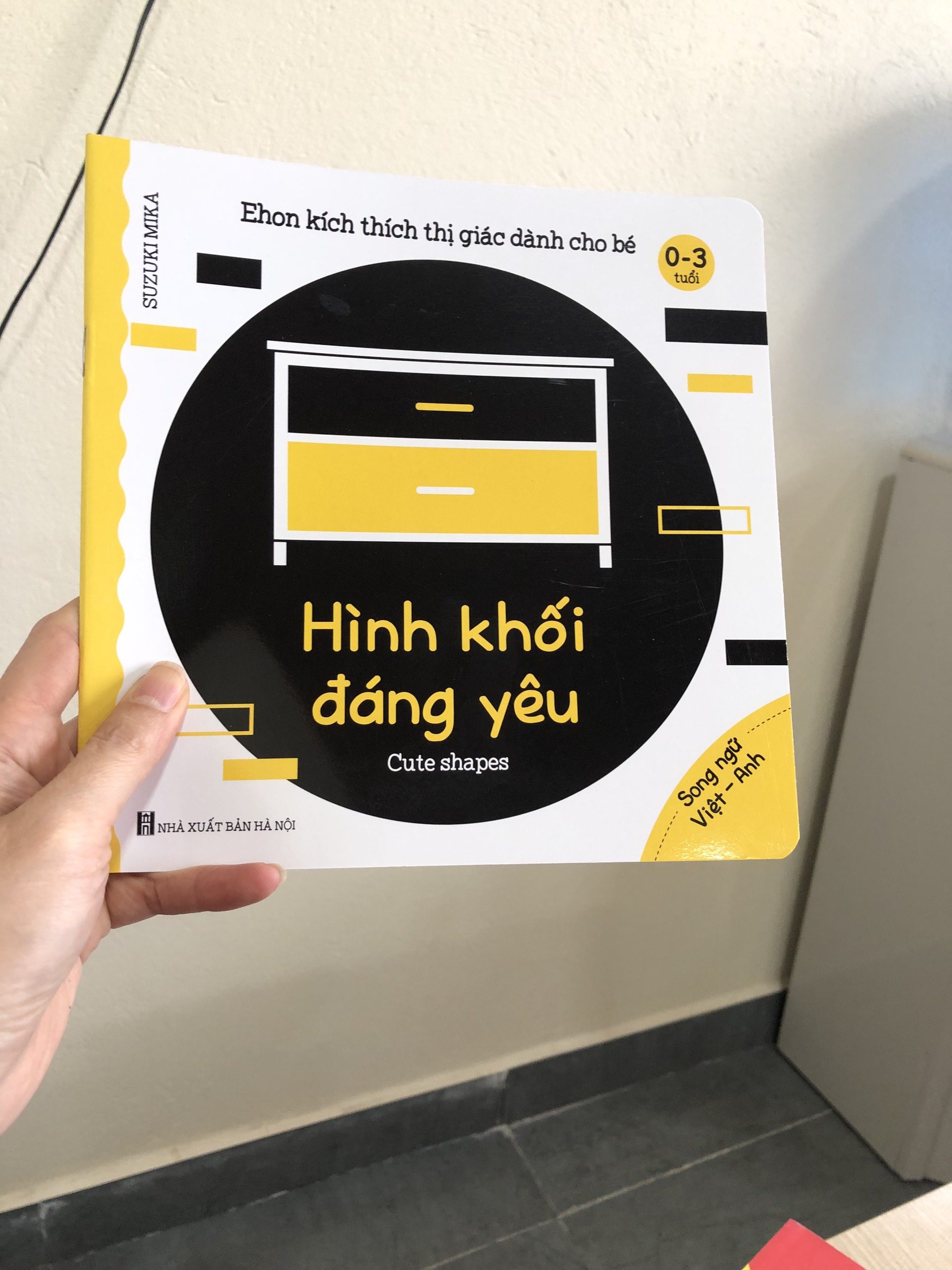 1 Cuốn Trong Trọn Bộ 6 Cuốn Ehon Kích Thích Thị Giác cho bé Song Ngữ Việt Anh - In mực chiết xuất tự nhiên - Chất liệu giấy ảnh chịu nước, chống thấm nước - Bé gặm nhấm không rách