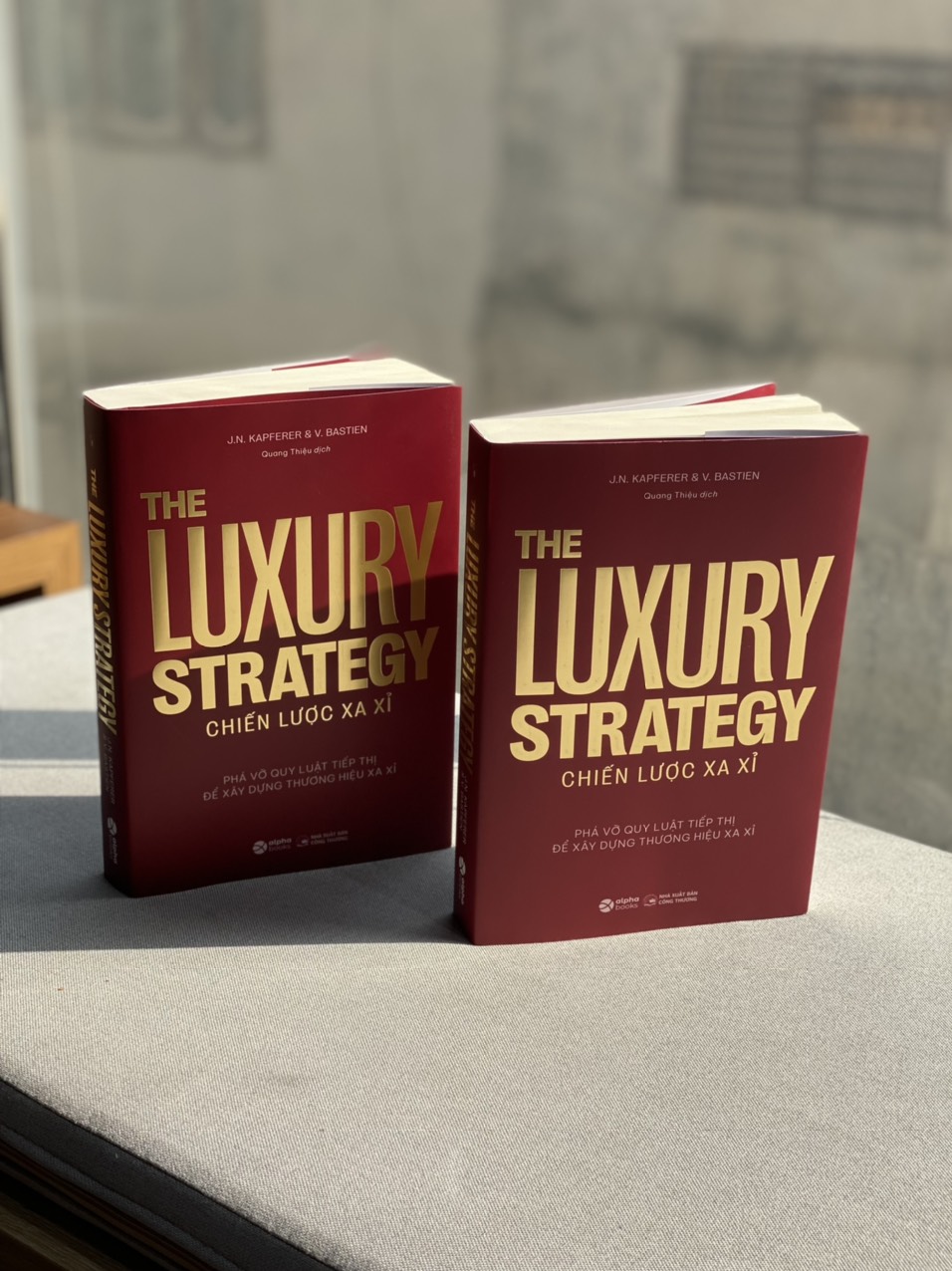 Chiến Lược Xa Xỉ - The Luxury Strategy: Phá Vỡ Quy Luật Tiếp Thị Để Xây Dựng Thương Hiệu Xa Xỉ