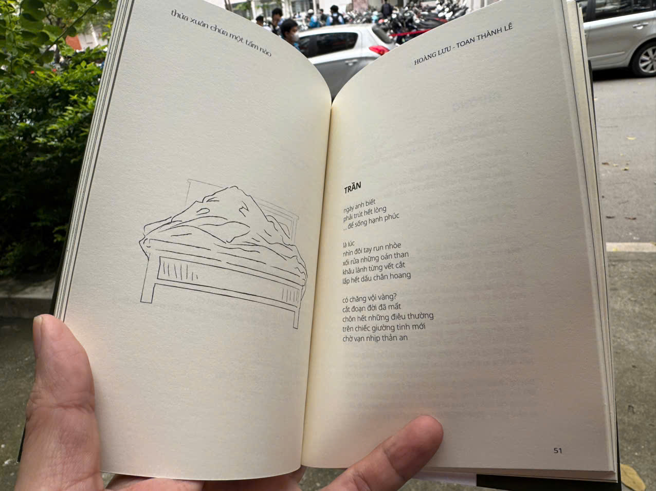 (Tập thơ) THỬA XUÂN CHỪA MỘT TẤM NÀO – Toan Thành Lê & Hoàng Lưu - Domino Books – NXB Văn Học