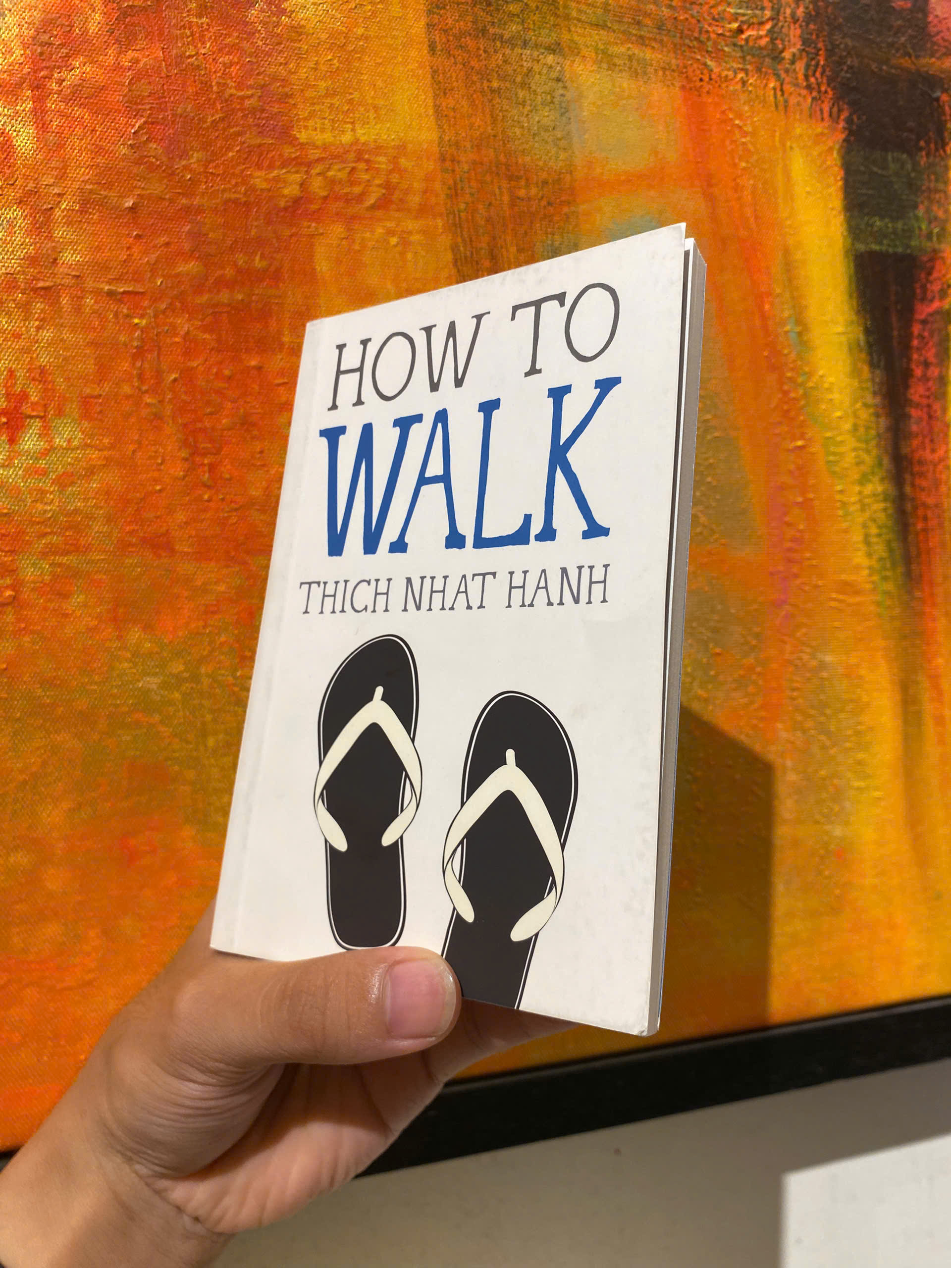 Sách - How to Walk (Mindfulness Essentials) by Thich Nhat Hanh / English Book / Sách Ngoại văn Nhập khẩu