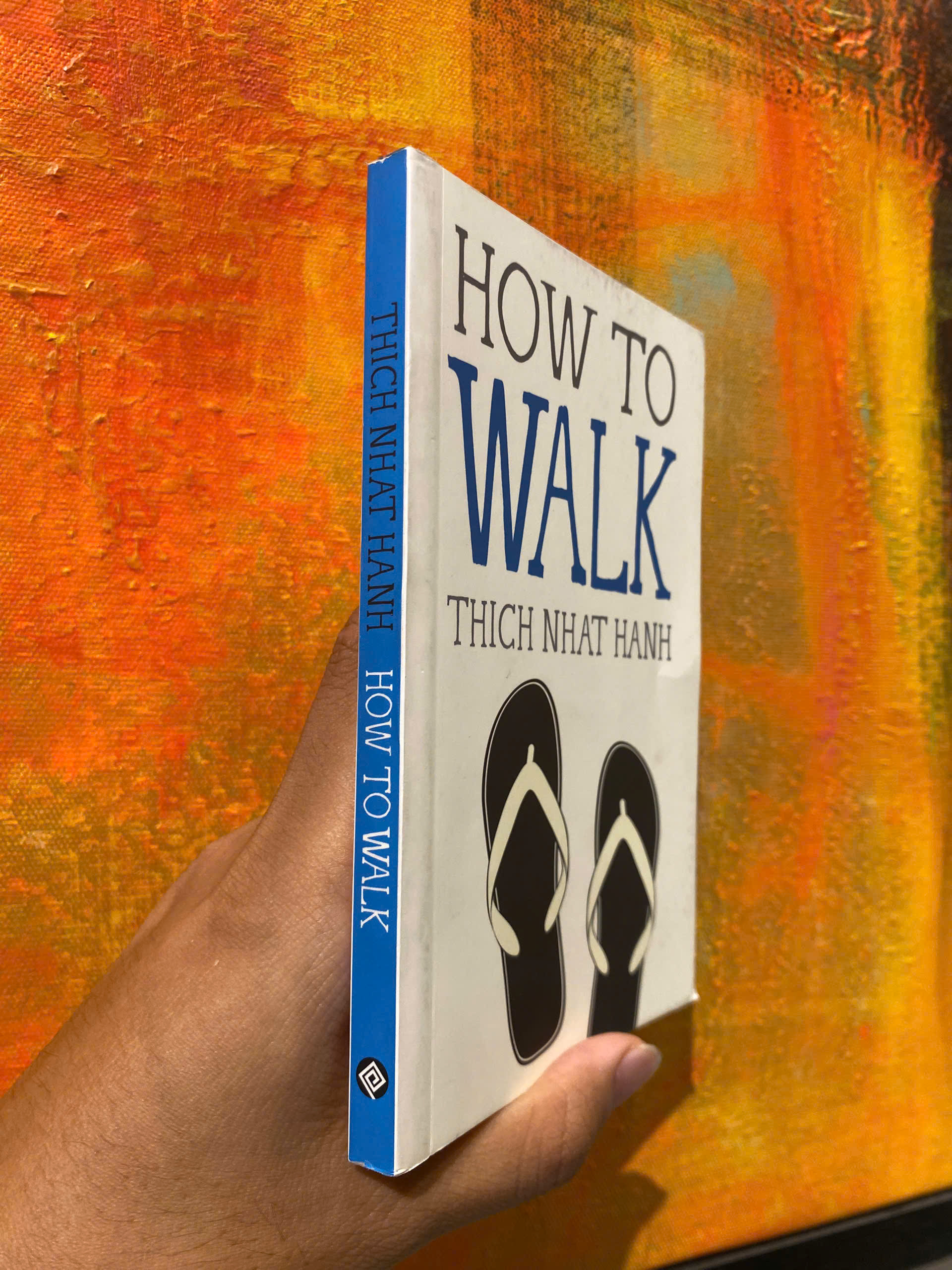 Sách - How to Walk (Mindfulness Essentials) by Thich Nhat Hanh / English Book / Sách Ngoại văn Nhập khẩu