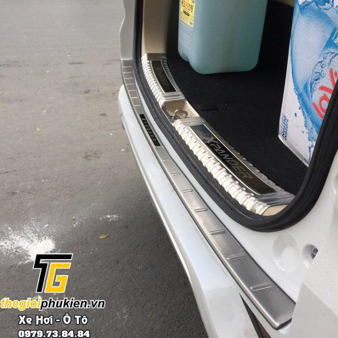 BỘ SẢN PHẨM Nẹp bước chân và ốp chống trầy cốp Mitsubishi Xpander - Mẫu Inox